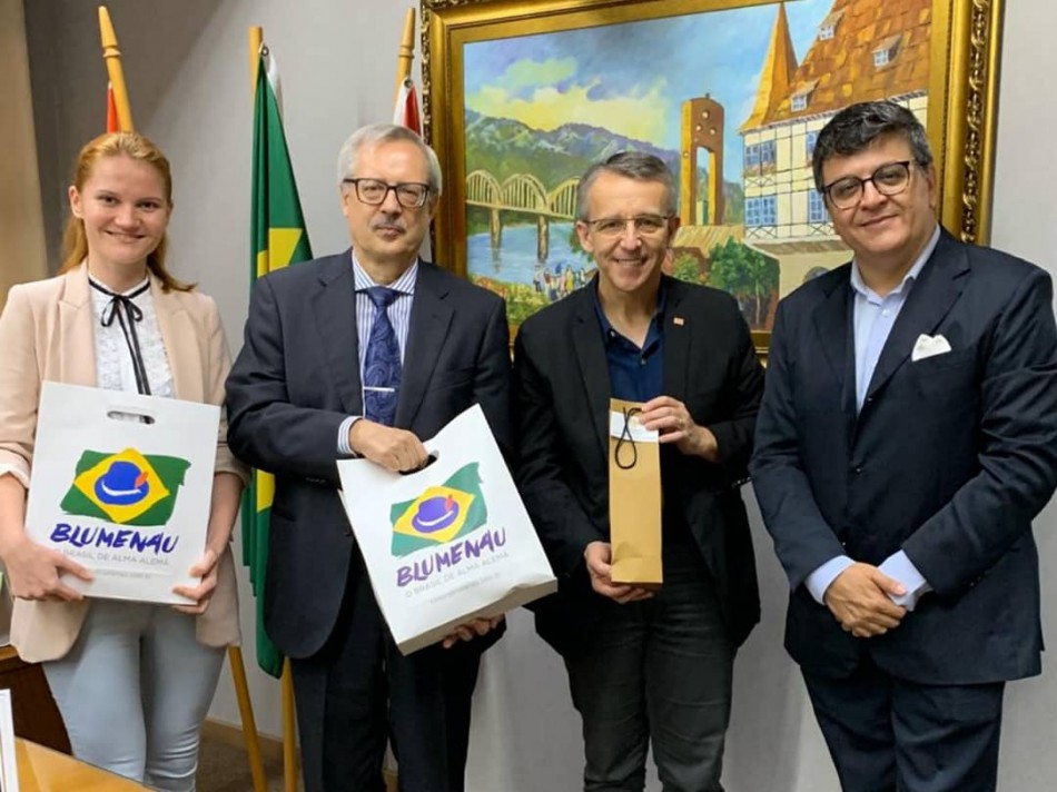 Diplomatas russos buscam parcerias em Blumenau