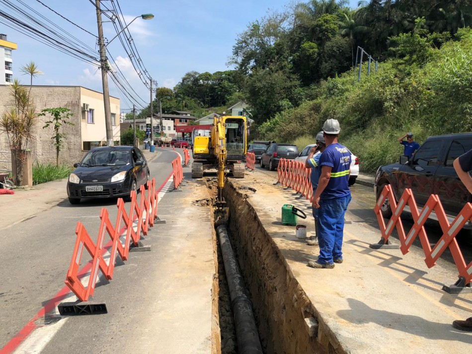 Trânsito na Rua dos Caçadores continua alterado para obras do novo reservatório