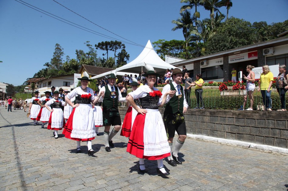 Desfile da Oktoberfest na Vila Itoupava reúne mais de 30 grupos