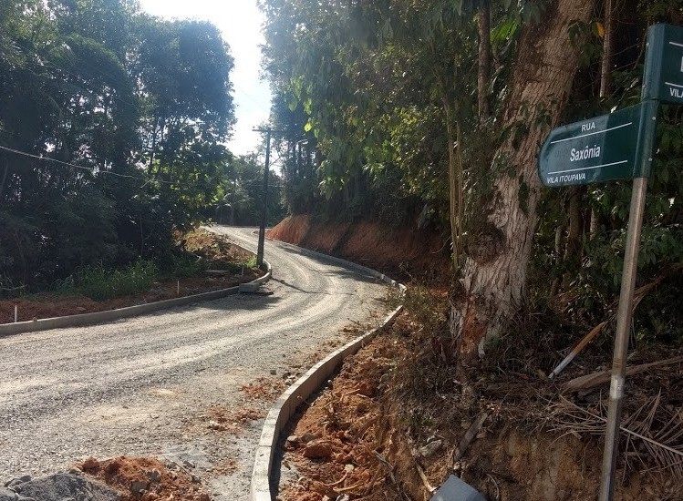 Rua Saxônia recebe obras de pavimentação e ampliação da rede de água 