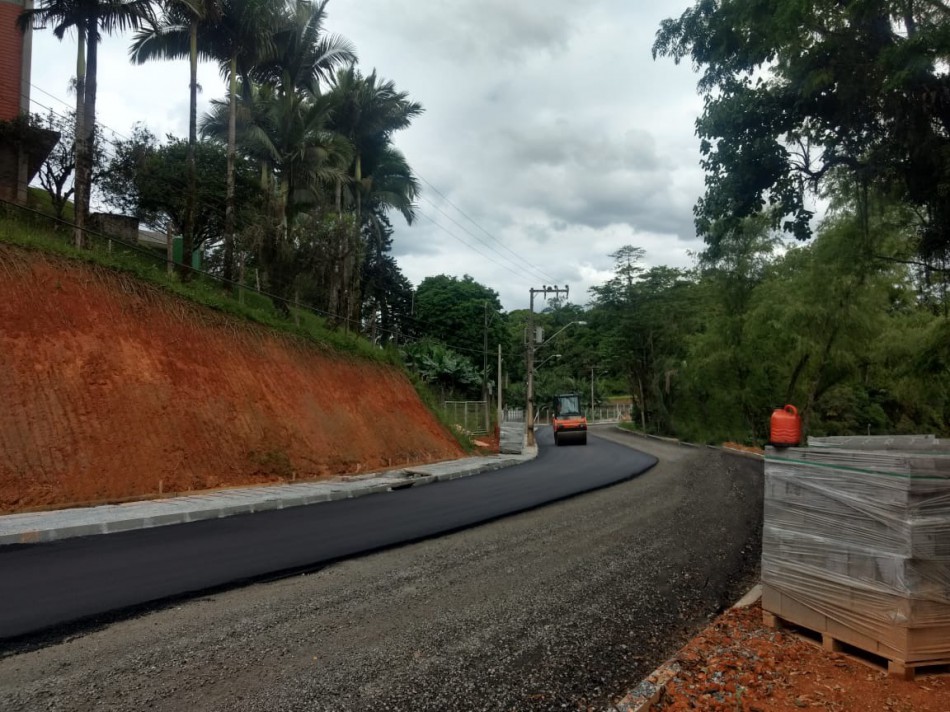 Prefeitura aplica última camada asfáltica na Rua Arnold Hemmer 