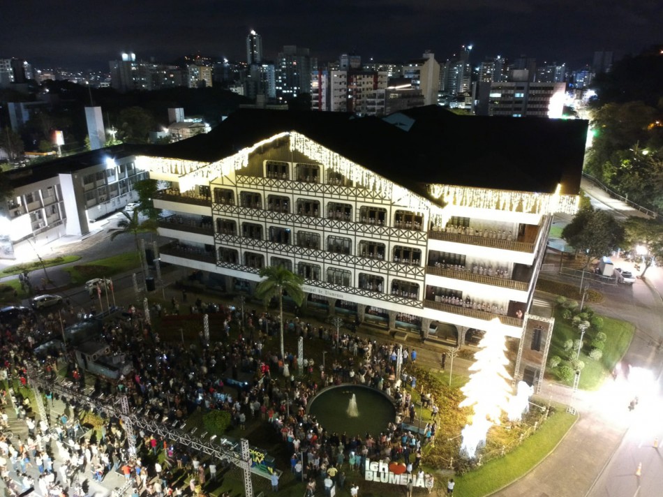 Cantata de Natal na Prefeitura encanta público na noite desta quinta-feira, dia 21