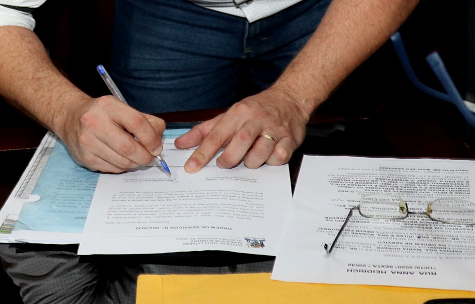 Prefeito interino assina novas ordens de serviço do programa de mutirão
