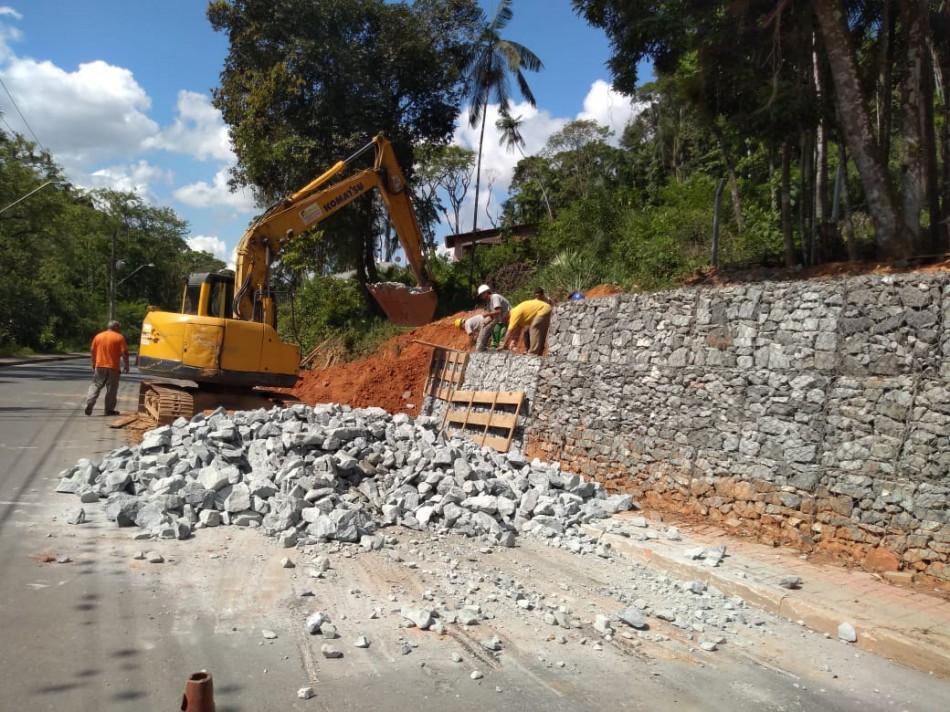 Muros de contenção sendo concluídos na Rua Arnold Hemmer