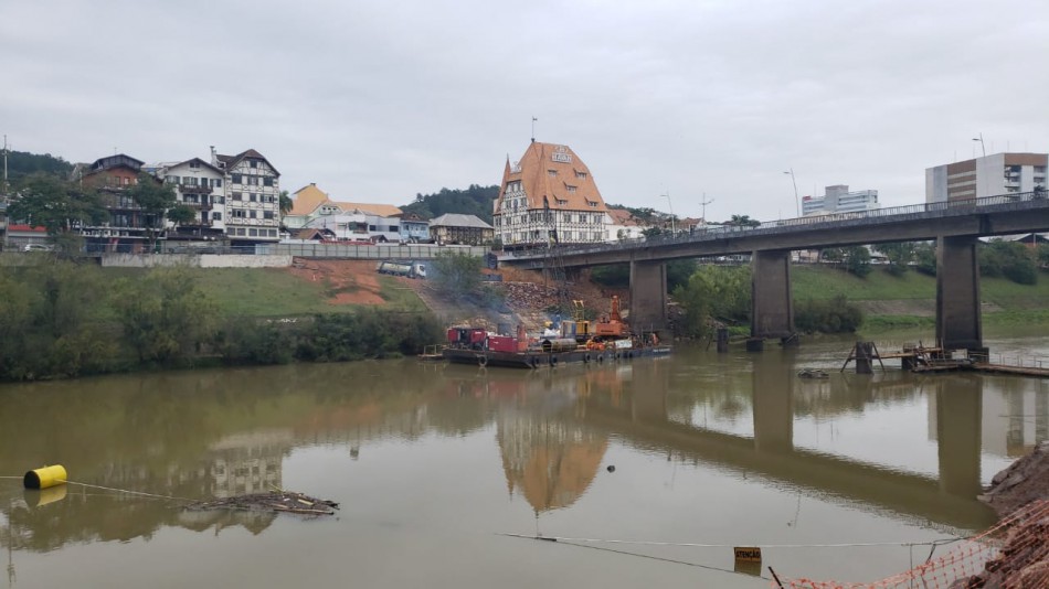 Nova ponte do Centro já possui quatro pilares concluídos e vigas concretadas