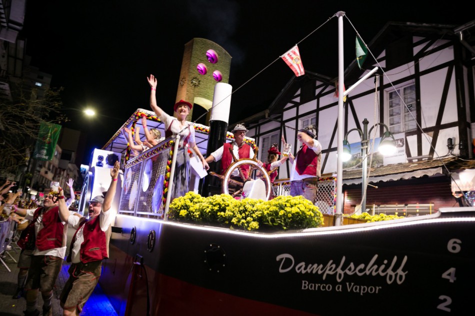 Edital que seleciona novo grupo dos desfiles da Oktoberfest Blumenau é estendido