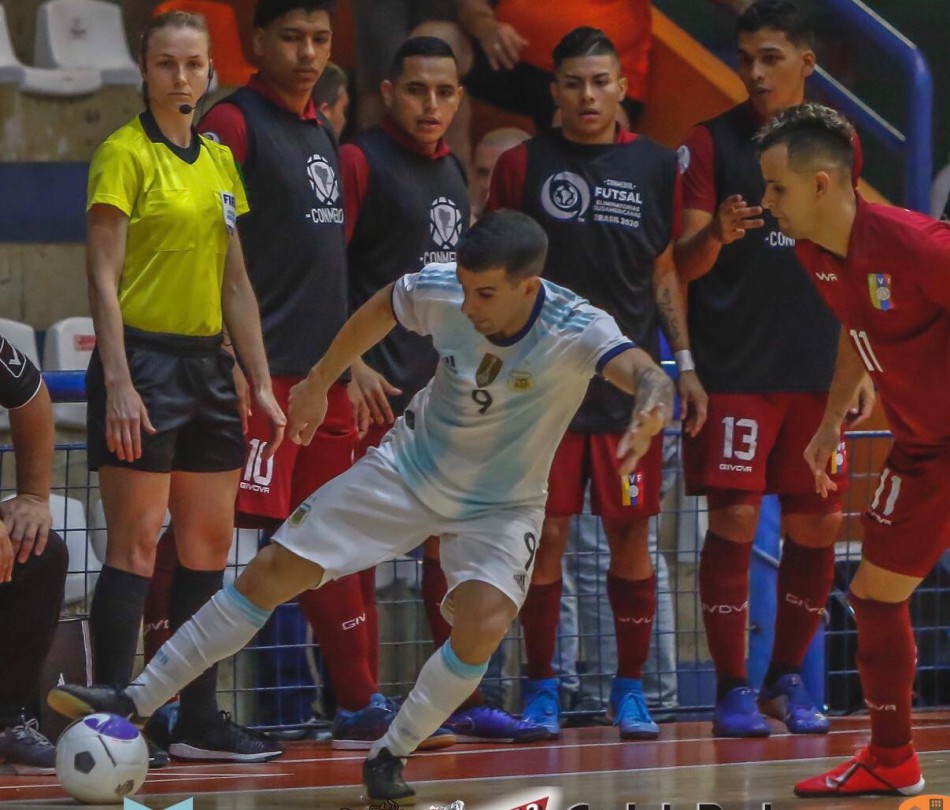 Árbitra blumenauense se destaca no cenário internacional do futsal