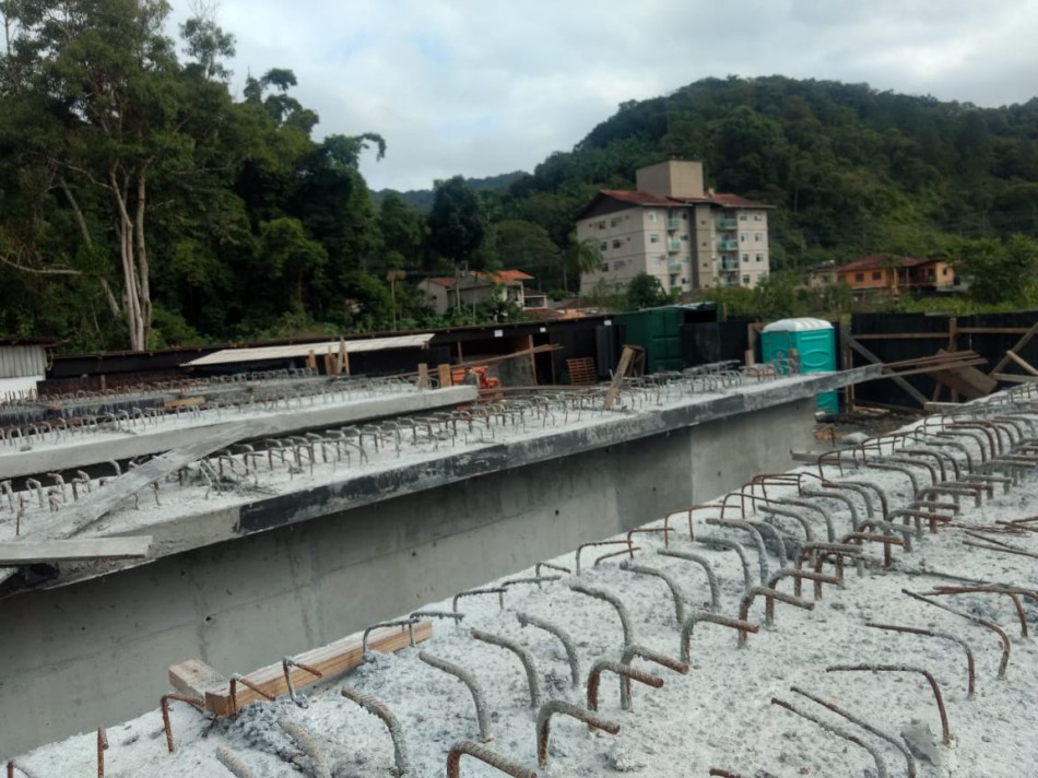 Ponte no Garcia já detém cinco das seis vigas de sustentação já concretadas 