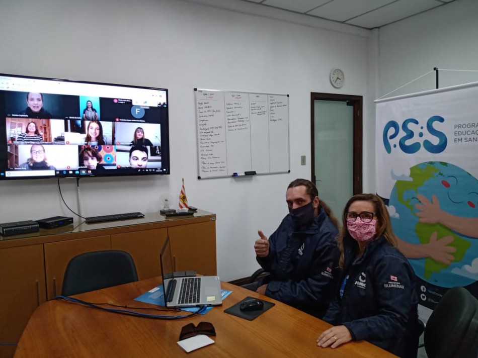 Programa de Educação em Saneamento faz primeira videoconferência com estudantes em Blumenau