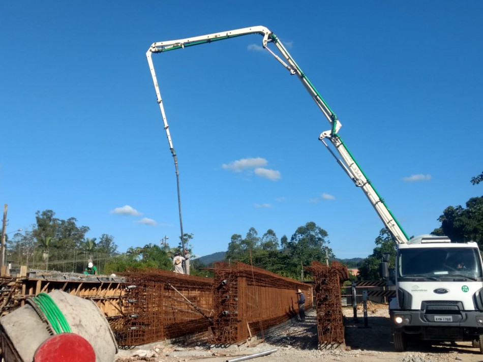 Ponte no Distrito do Garcia tem cerca de 40% dos serviços executados 