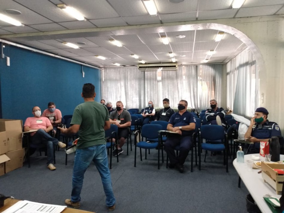 Agentes da GMT fazem curso de operação e manutenção de motosserra