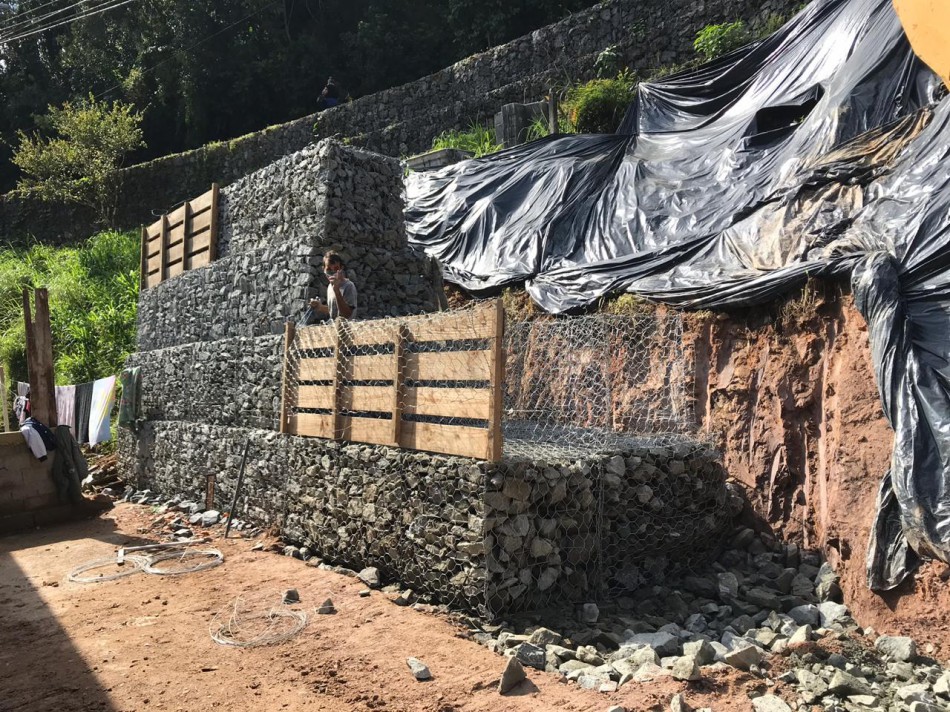 Obra de implantação de muro de gabião na Rua Araranguá avança 