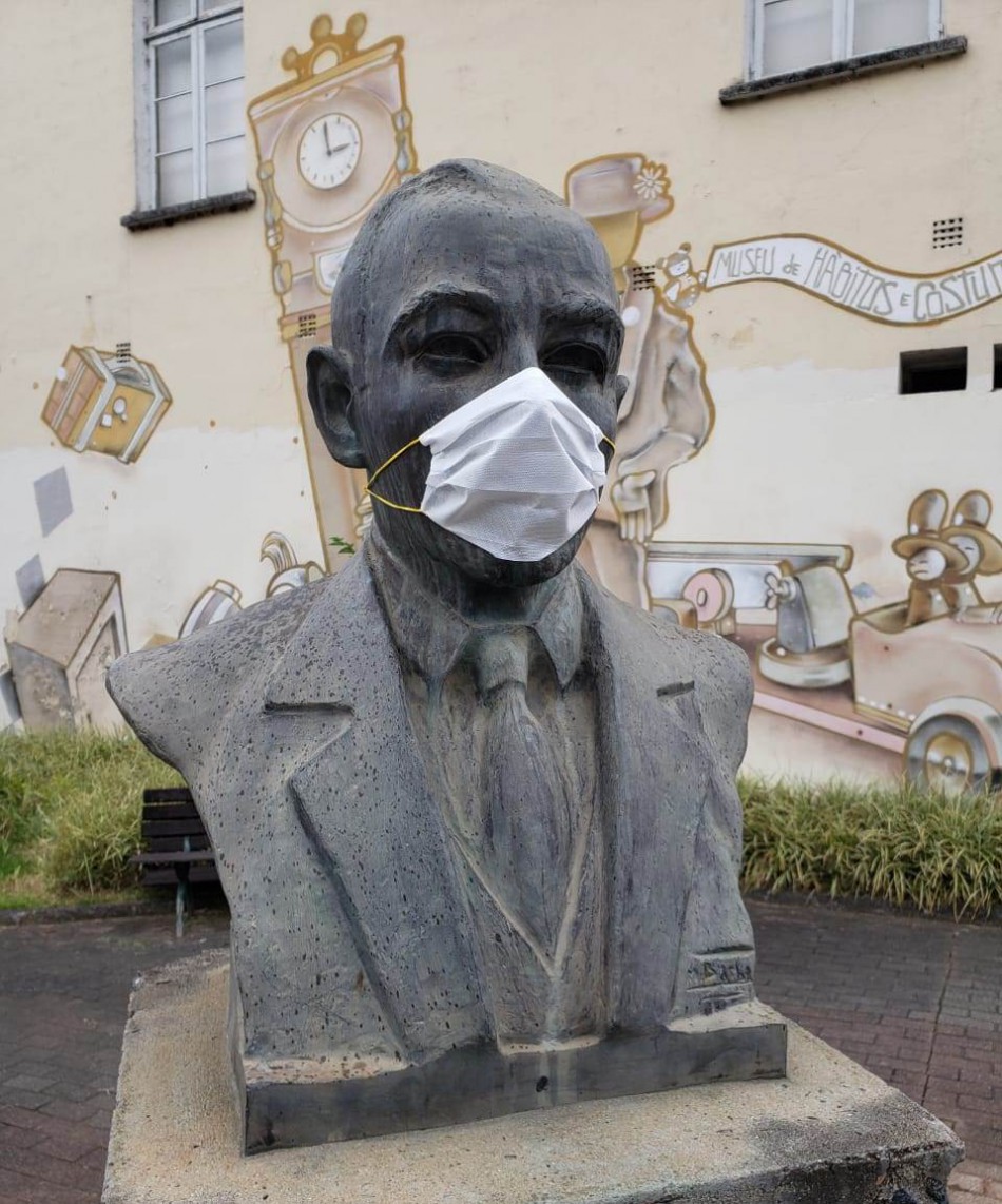 Monumentos ganham máscaras em época de coronavírus