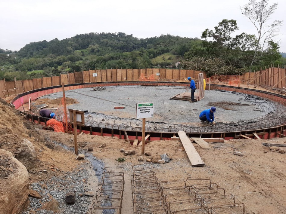 Samae realiza mais uma etapa das obras para a instalação de novo reservatório na Itoupavazinha