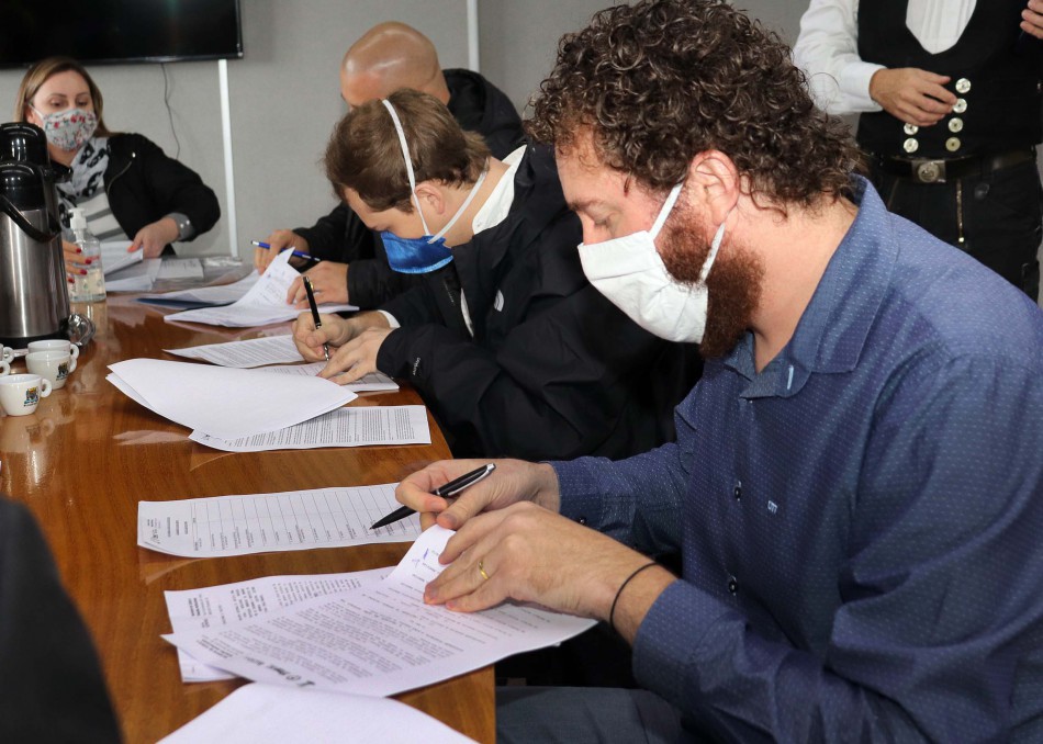 Contemplados no Prêmio Herbert Holetz assinam contratos