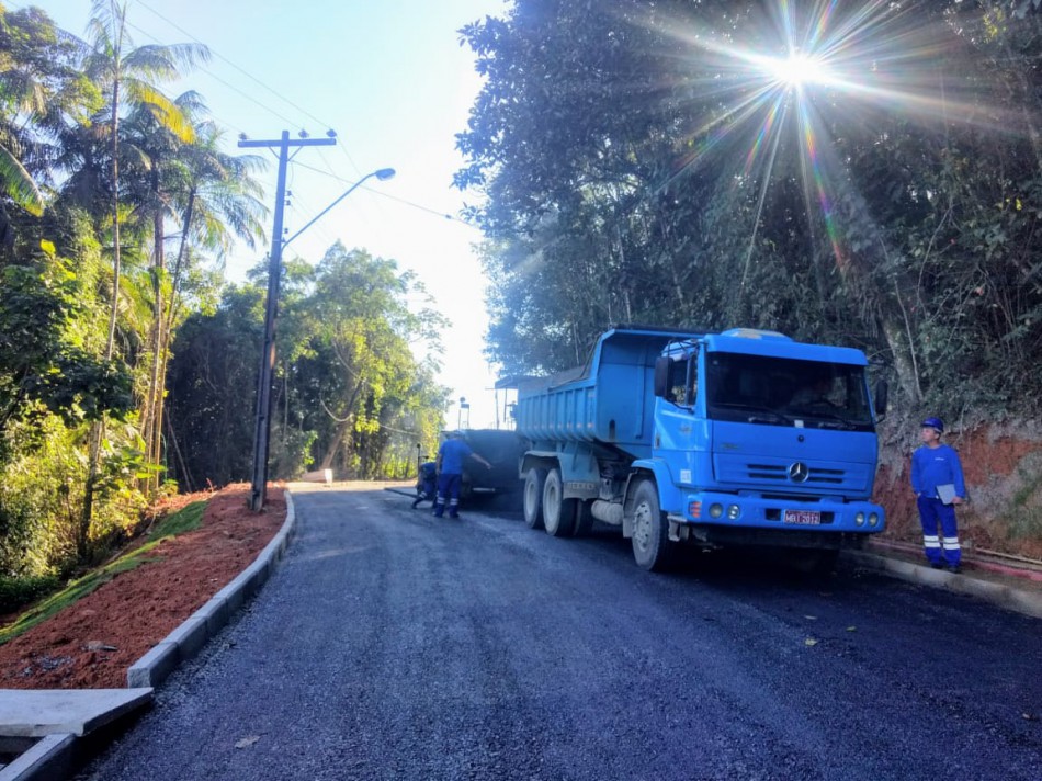 Obra na Rua Saxônia recebe camada asfáltica e está próxima de ser finalizada