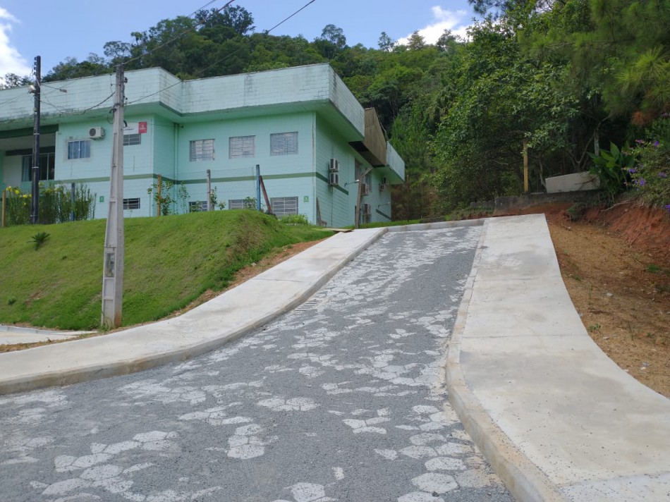 Prefeitura conclui pavimentação da Rua Walter Knaesel 