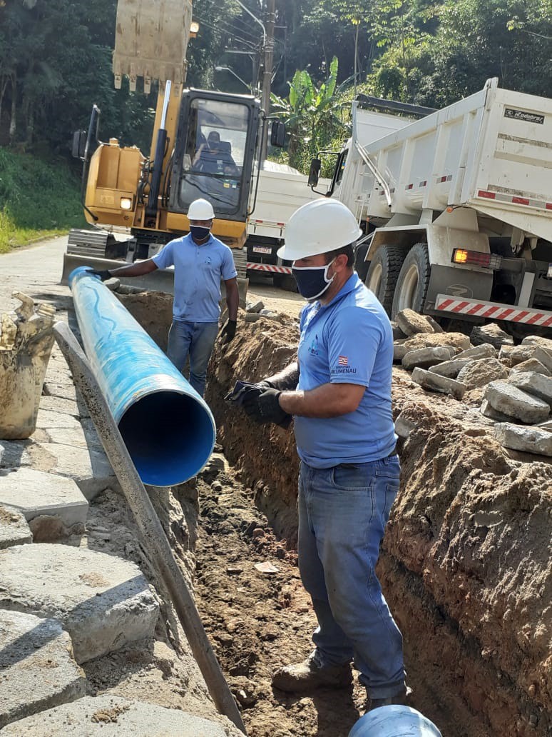 Samae avança com obra de ampliação da rede de água no bairro Itoupavazinha 