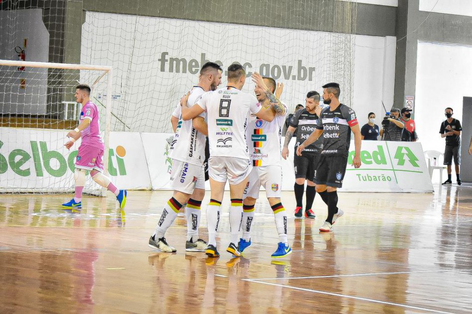 Blumenau Futsal vence Tubarão e se classifica para semifinal do Estadual