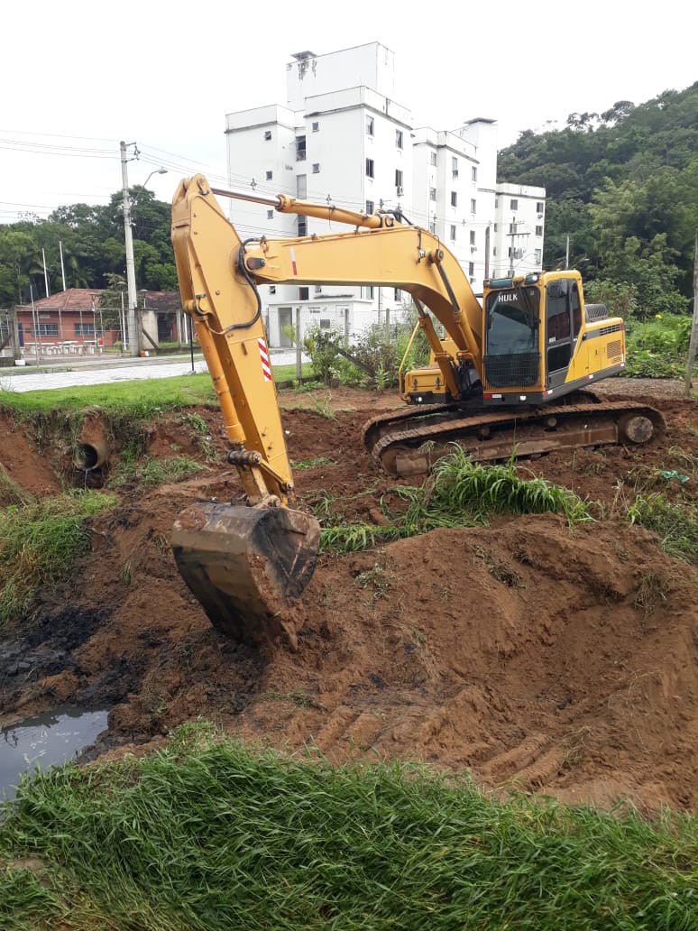 Bairro Tribess também é beneficiado com limpeza de ribeirão 