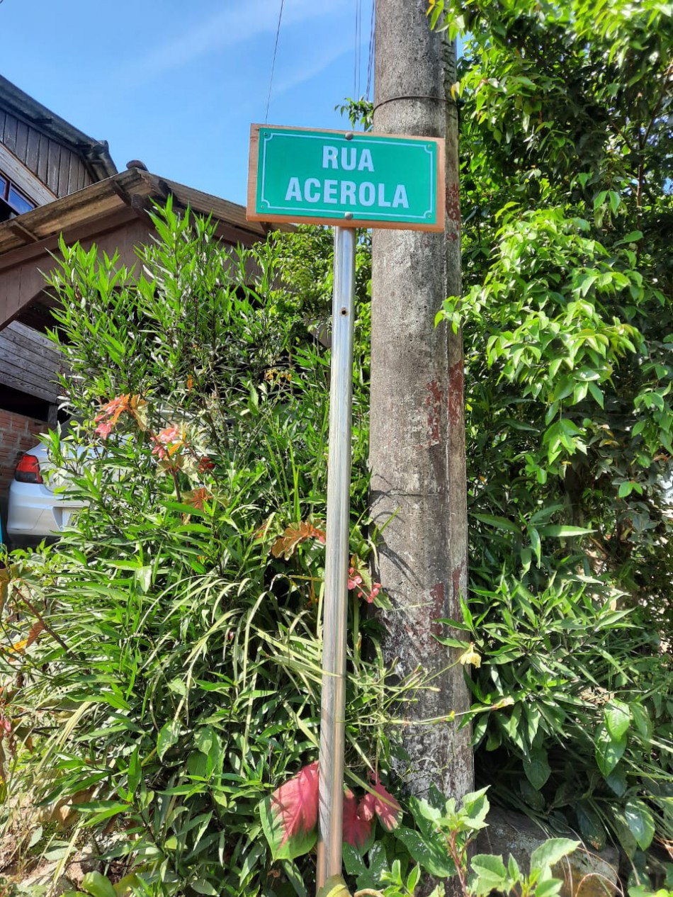 Vila Vitória recebe placas com nomes das ruas