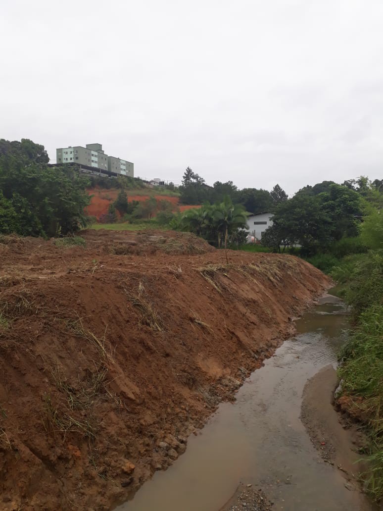 Serviço de desassoreamento de ribeirão atende comunidade da Fortaleza Alta 