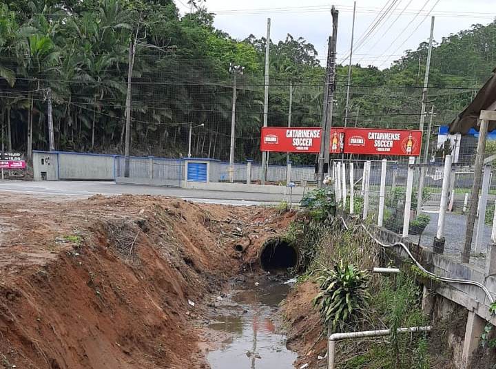Prefeitura inicia desassoreamento em ribeirão na Itoupavazinha 
