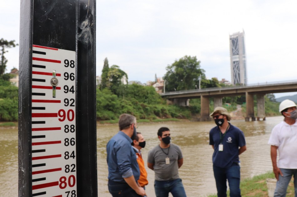Prefeito acompanha conclusão da instalação das novas réguas para monitoramento do Rio Itajaí-Açu em Blumenau