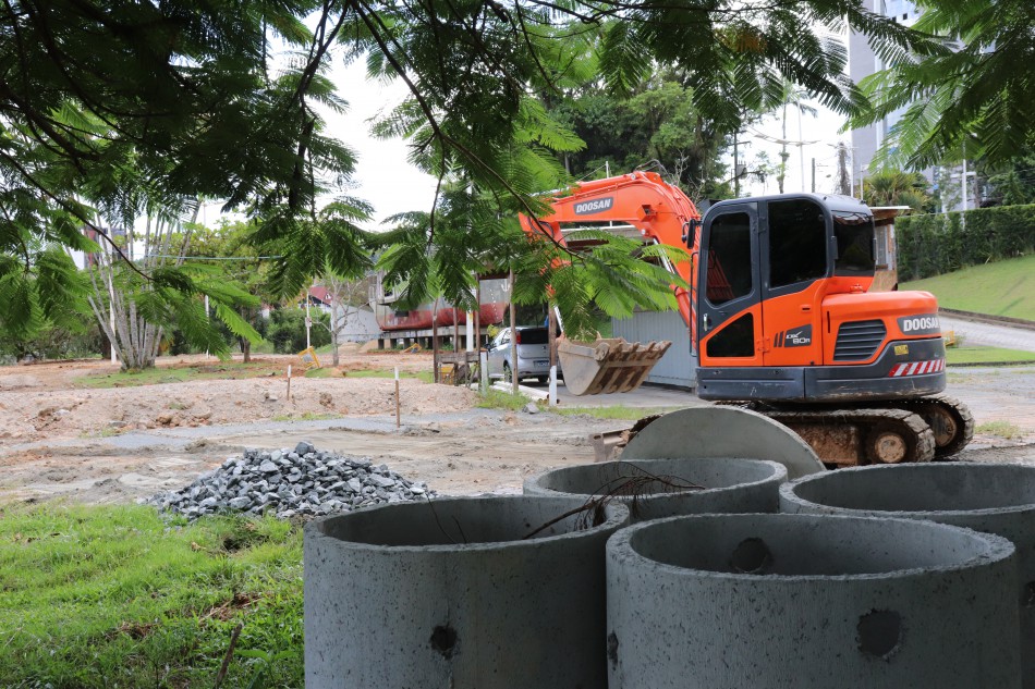 Prainha recebe serviços de terraplanagem 
