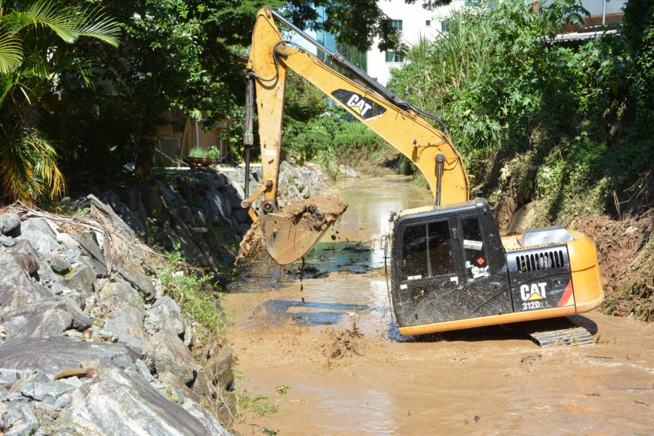 Serviço de desassoreamento de ribeirão atende comunidade da Fortaleza
