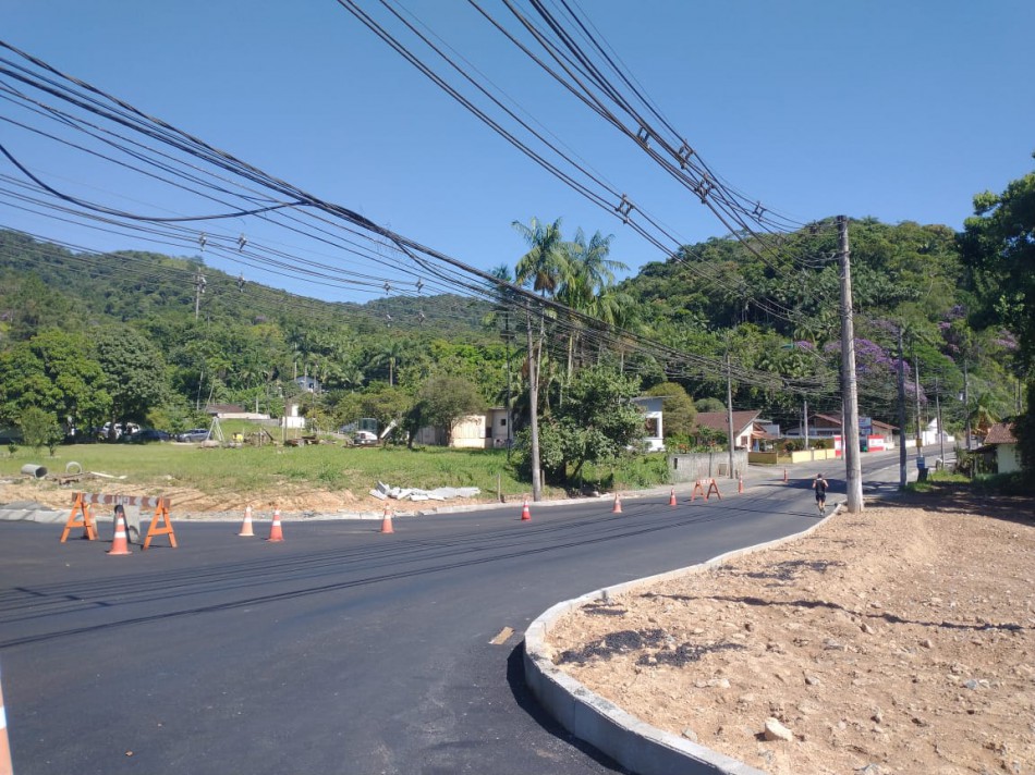 Pavimentação na rotatória da Rua Hermann Huscher é finalizada