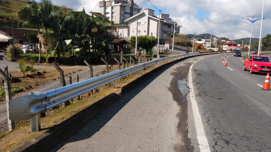 Seterb instala guard rail em trecho da Via Expressa