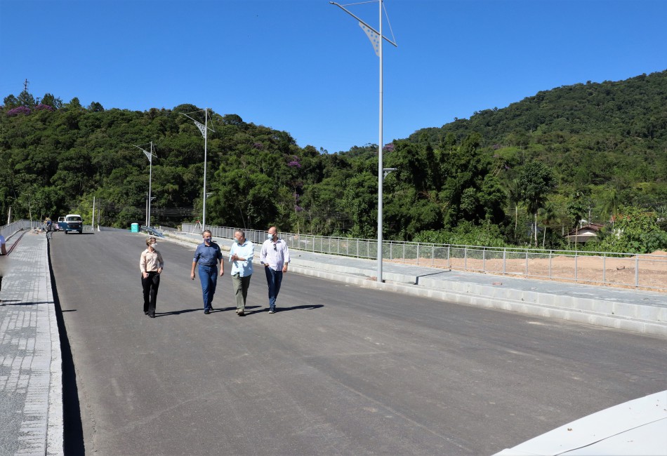 Prefeito faz vistoria em nova ponte e rotatória no Distrito do Garcia