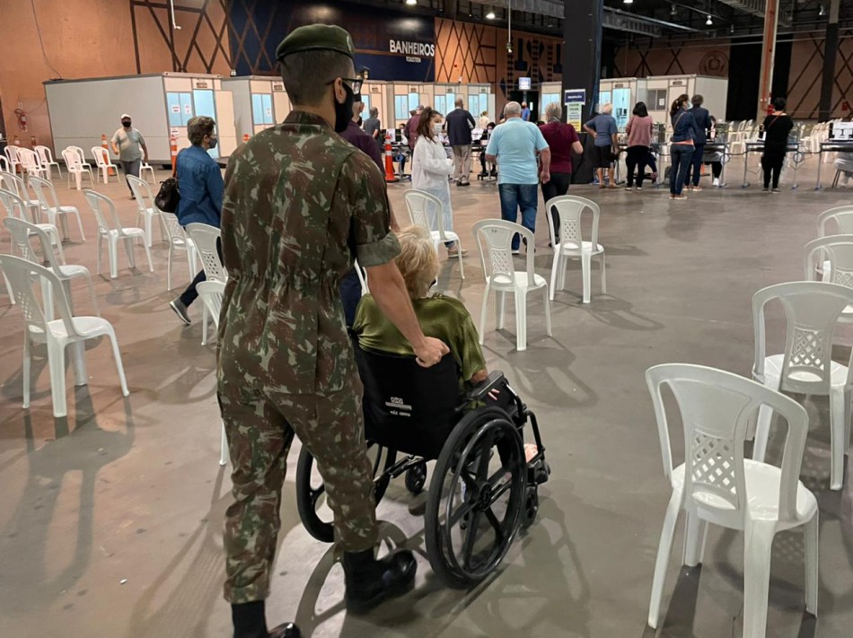 Prefeitura firma parceria com militares do 23º BI para auxiliar na Central de Vacinação