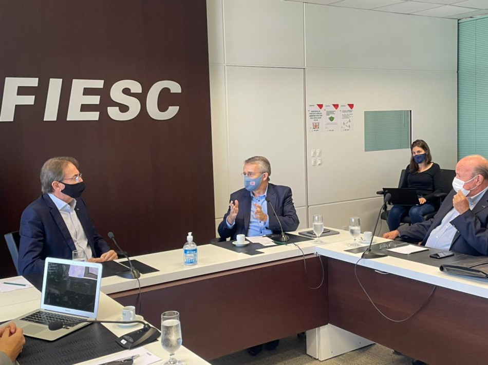 Mário Hildebrandt se reúne com presidente da Fiesc para discutir  destino do Complexo do Sesi