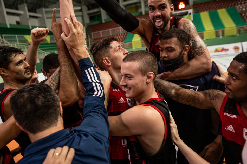Flamengo Blumenau atropela Joinville no último quarto, vence e vai à semifinal do Campeonato Brasileiro de Basquete