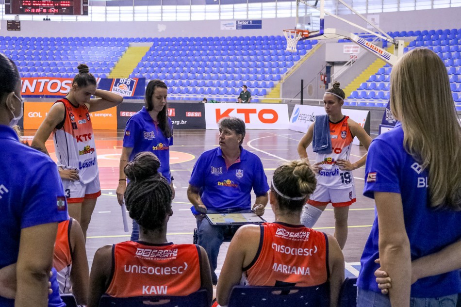 Após casos de Covid-19 e W.O em duas partidas, basquete feminino de Blumenau volta à quadra nesta sexta
