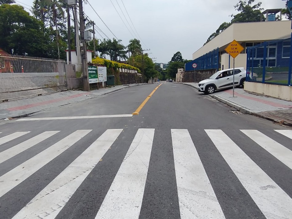 Sinalização da Rua Alfredo Hering é finalizada e Município entrega mais uma via pavimentada em Blumenau