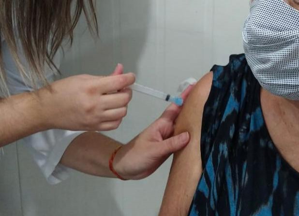 Agenda de vacinas contra a Covid-19 para idosos com 74 anos ou mais ainda tem vagas disponíveis
