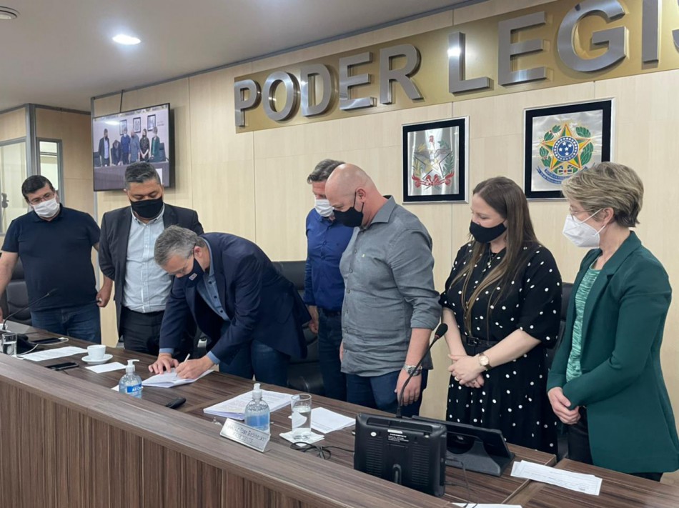 Prefeito Mário Hildebrandt sanciona lei que autoriza concessão da Cervejaria Oficial da Oktoberfest