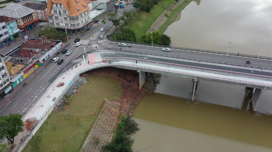 Duplicação da Ponte Adolfo Konder recebe acabamentos nas cabeceiras neste sábado
