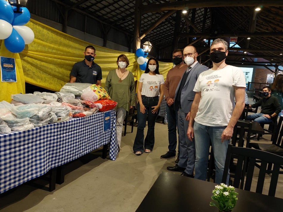 Semudes participa de entrega de peças de roupas à Associação Atlética do Banco do Brasil ? AABB de Blumenau