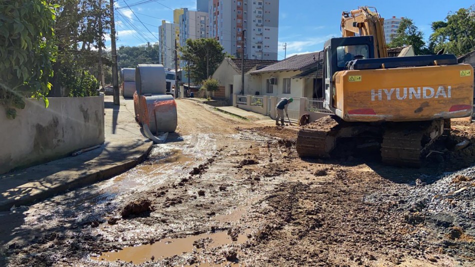 Obras na Vila Bromberg avançam com serviços de drenagem