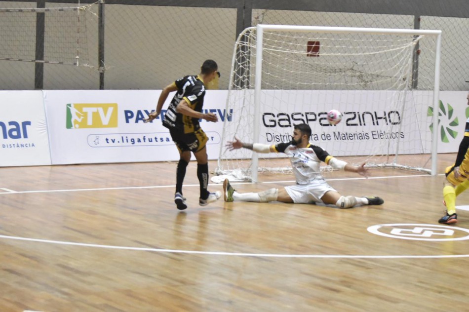 Blumenau Futsal vence e entra na zona de classificação dos playoffs da Liga Nacional