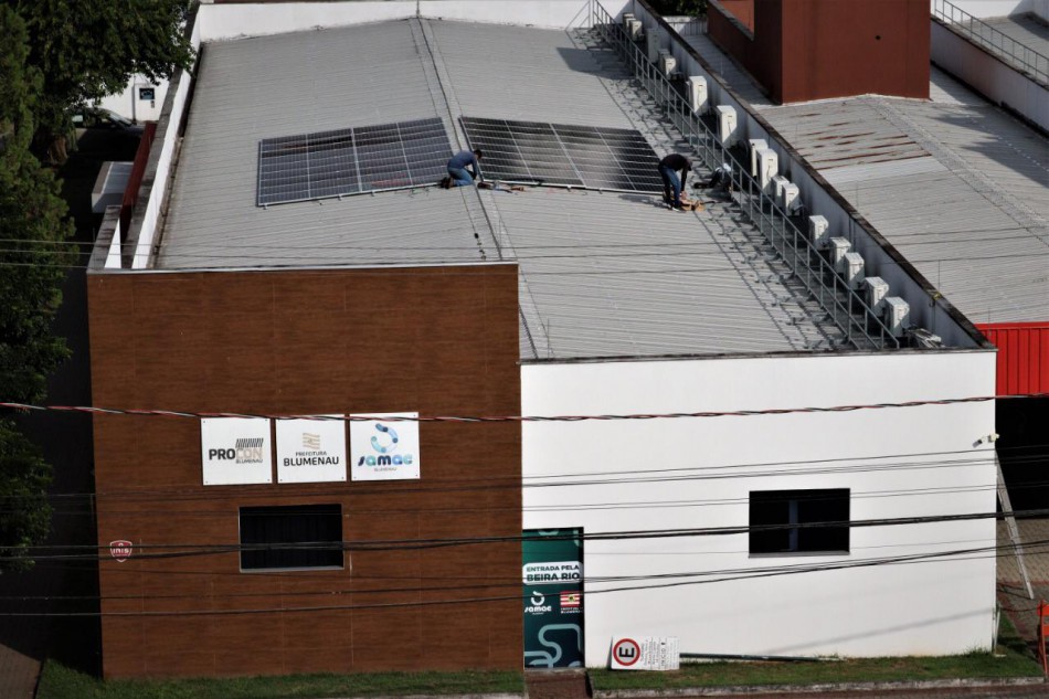 Prefeitura recebe doação de equipamentos fotovoltaicos da Energie Agentur Blumenau