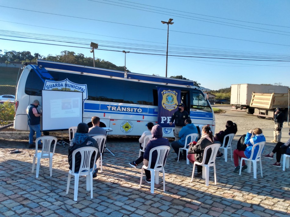 Blitz educativa promovida pela PRF e Escola Pública de Trânsito abordou mais de 100 condutores
