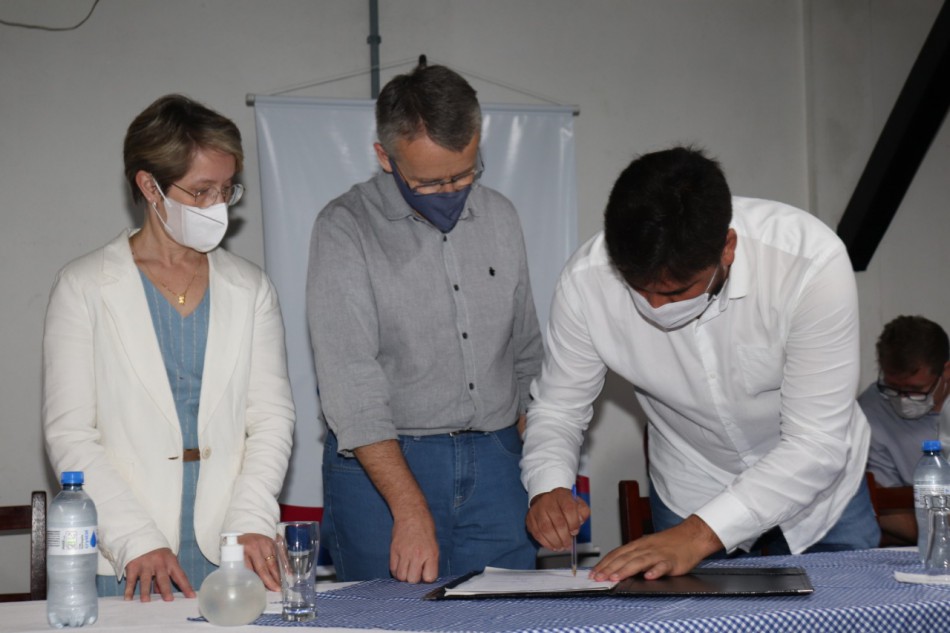 Prefeito assina ordem de serviço para retomada das obras de reurbanização na Vila Itoupava