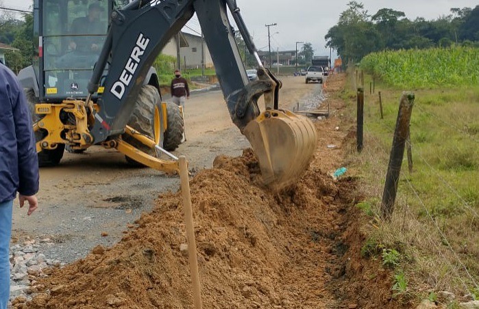 Samae inicia implantação de 2.200 metros de redes novas na rua Carlos Krueger