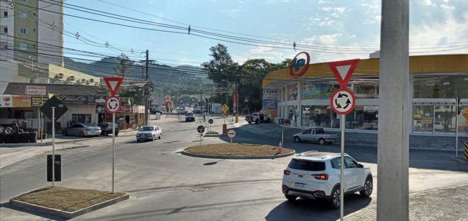 Rotatória no bairro Velha Central recebe acabamentos finais 
