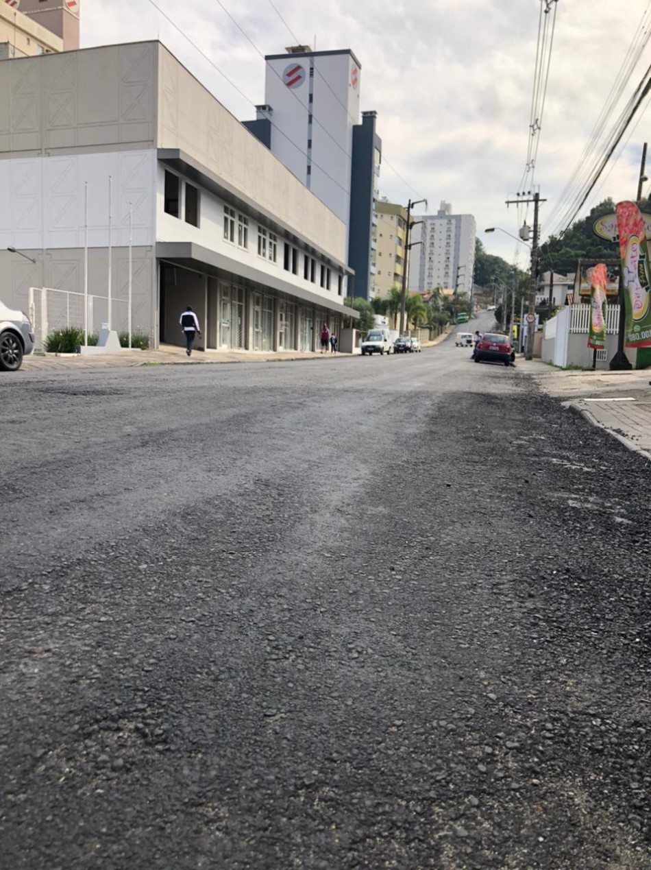 Pavimentação da Rua Gustavo Salinger ocorre na segunda e terça-feira